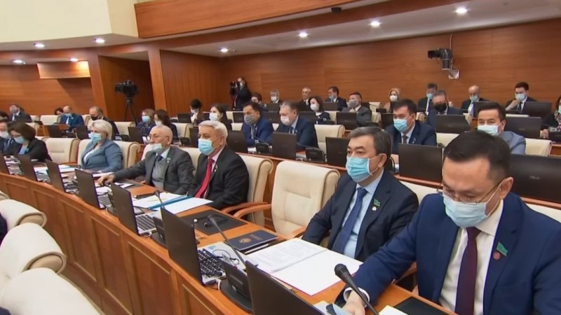 Казахстанские депутаты согласились работать пять лет без повышения зарплаты