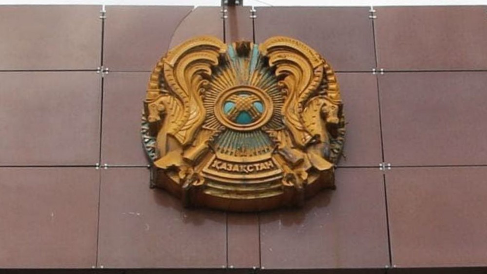 Старый герб заметили у здания прокуратуры в Алматинской области