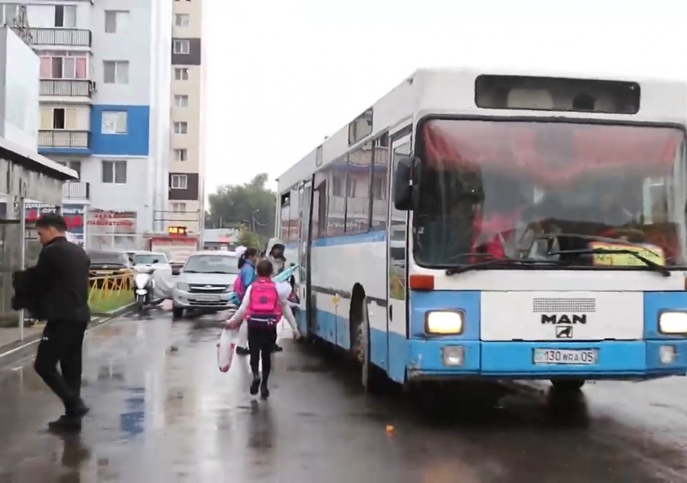 Аудандағы оқушыларды тасылмалдайтын автобус тоқтағанына 2 апта болды