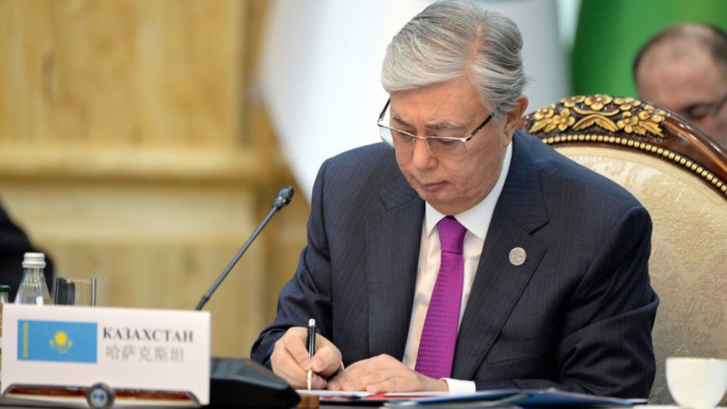 Снизить количество бытового насилия, разводов, абортов Президент Казахстана одобрил новый закон