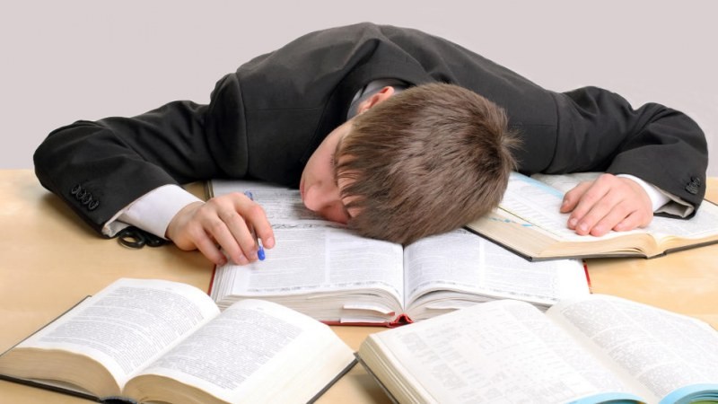 Держат оразу и спят на уроках: учителя жалуются на школьников
